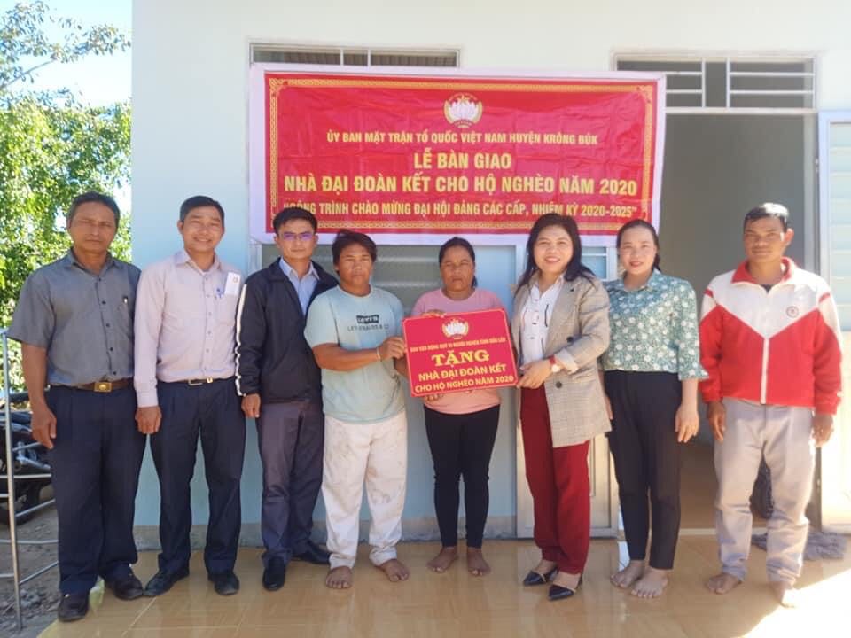 Ủy ban Mặt trận Tổ quốc Việt Nam huyện trao nhà Đại đoàn kết tại xã Ea Sin