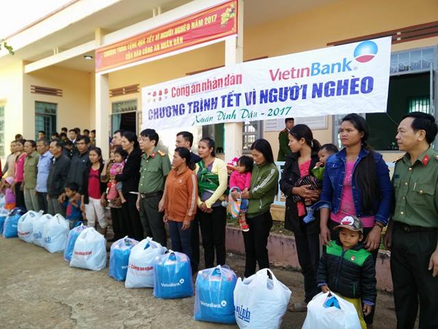 Báo Công an nhân dân tổ chức trao quà tết vì người nghèo năm 2017 tại xã Cư Pơng