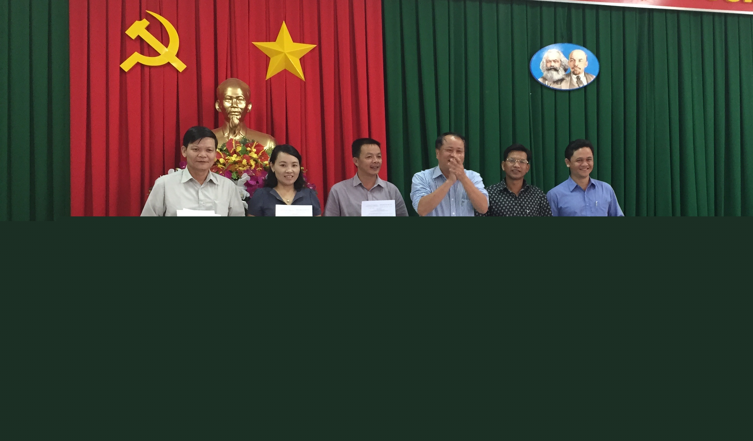 Đảng ủy Cơ quan Chính quyền tổ chức Lễ công bố Quyết định thành lập, chia tách mới các chi bộ trực thuộc.