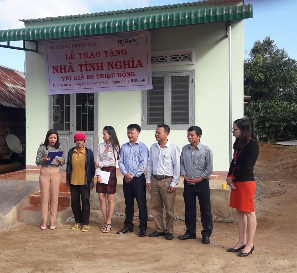 Trao tặng nhà tình nghĩa cho hộ nghèo tại buôn Tâng Mai xã Pơng Drang