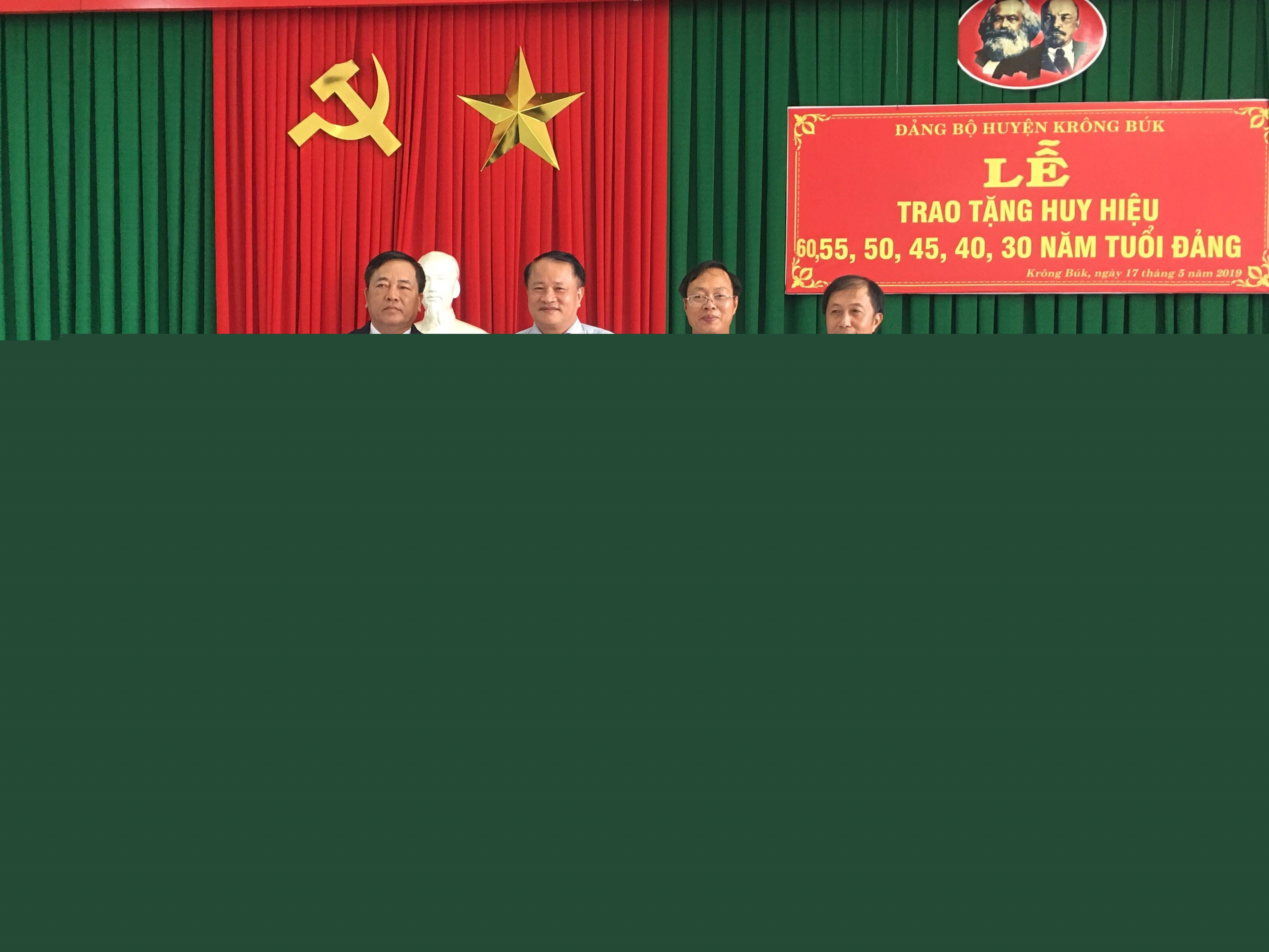 Huyện uỷ Krông Búk trao Huy hiệu Đảng đợt 19-5