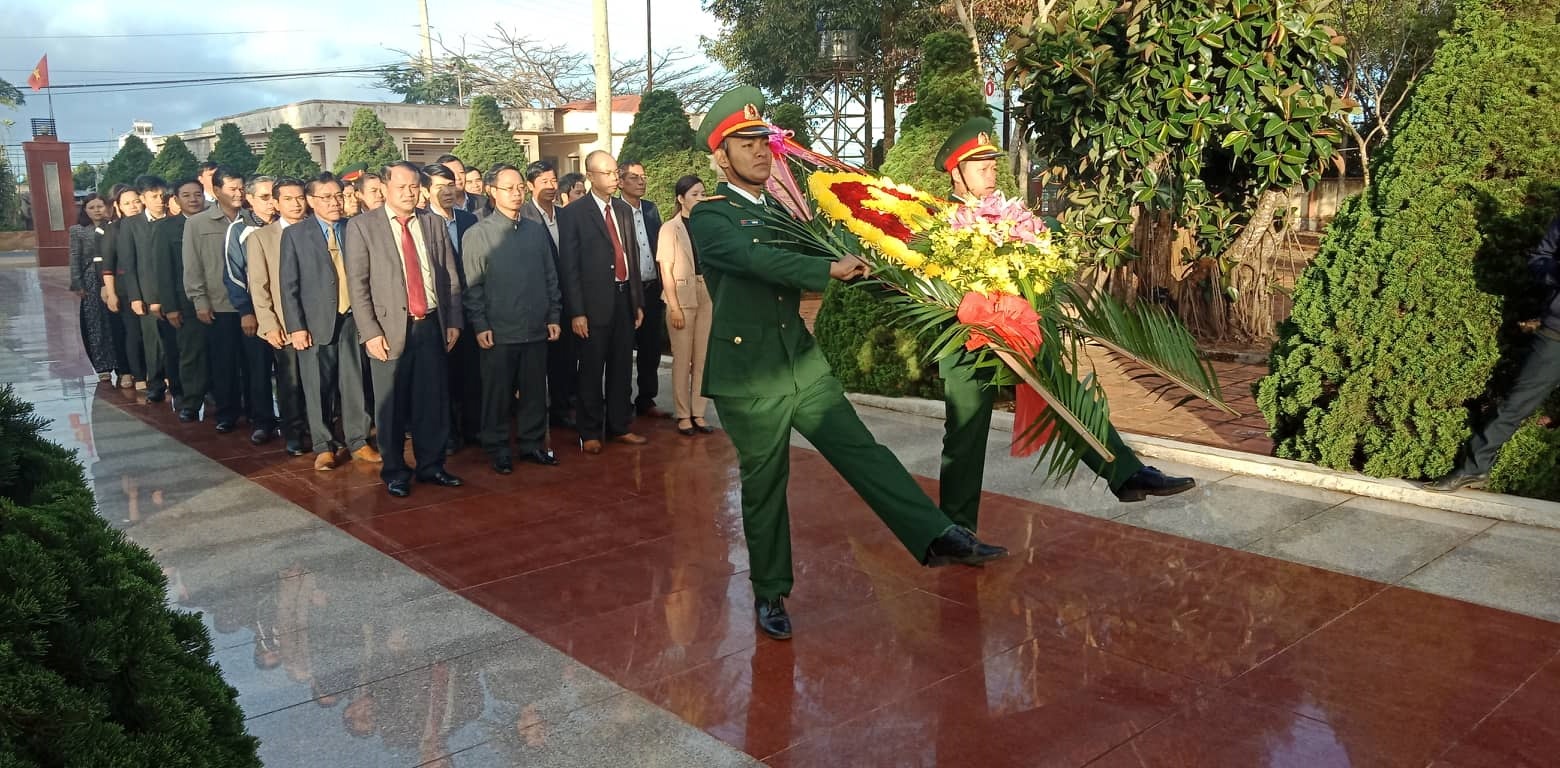 Lãnh đạo Huyện ủy, HĐND, UBND, UBMTTQVN huyện viếng nghĩa Trang liệt sỹ Tết nguyên Đán Kỷ Hợi năm 2019