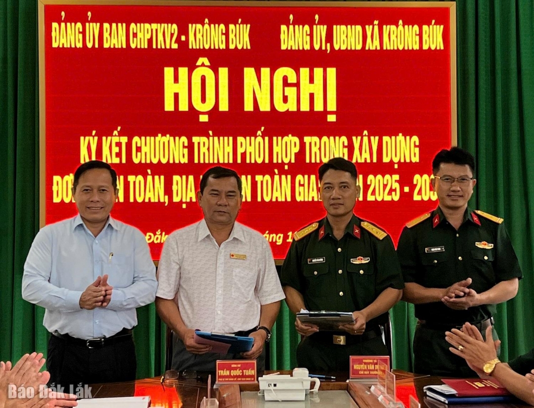 Ký kết quy chế phối hợp giữa Ban Chỉ huy phòng thủ khu vực 2 - Krông Búk với xã Krông Búk
