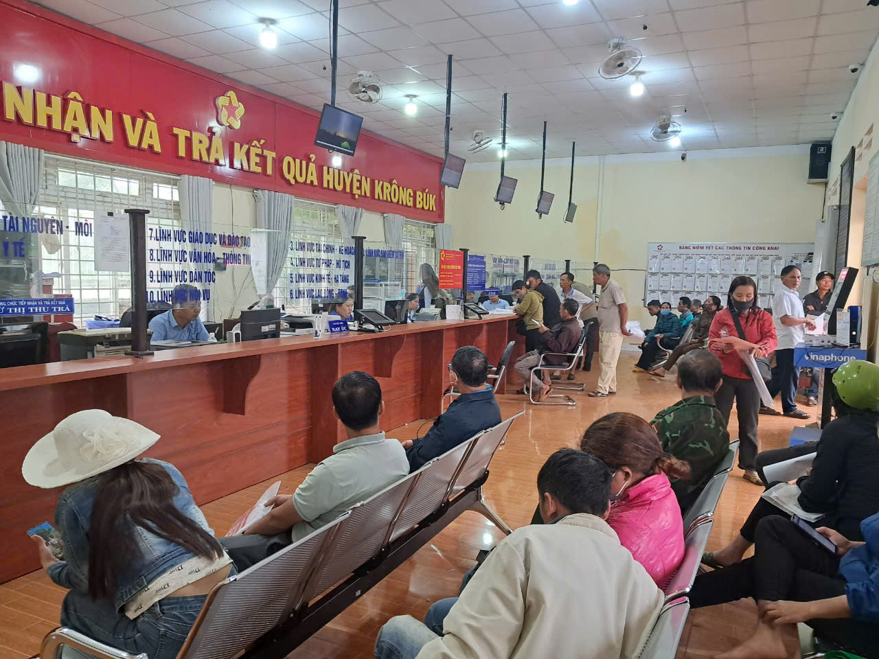 UBND huyện Krông Búk triển khai thực hiện “Giờ vàng ngày thứ 3 giải quyết hồ sơ thủ tục hành chính tại Bộ phận tiếp nhận và trả kết quả huyện”