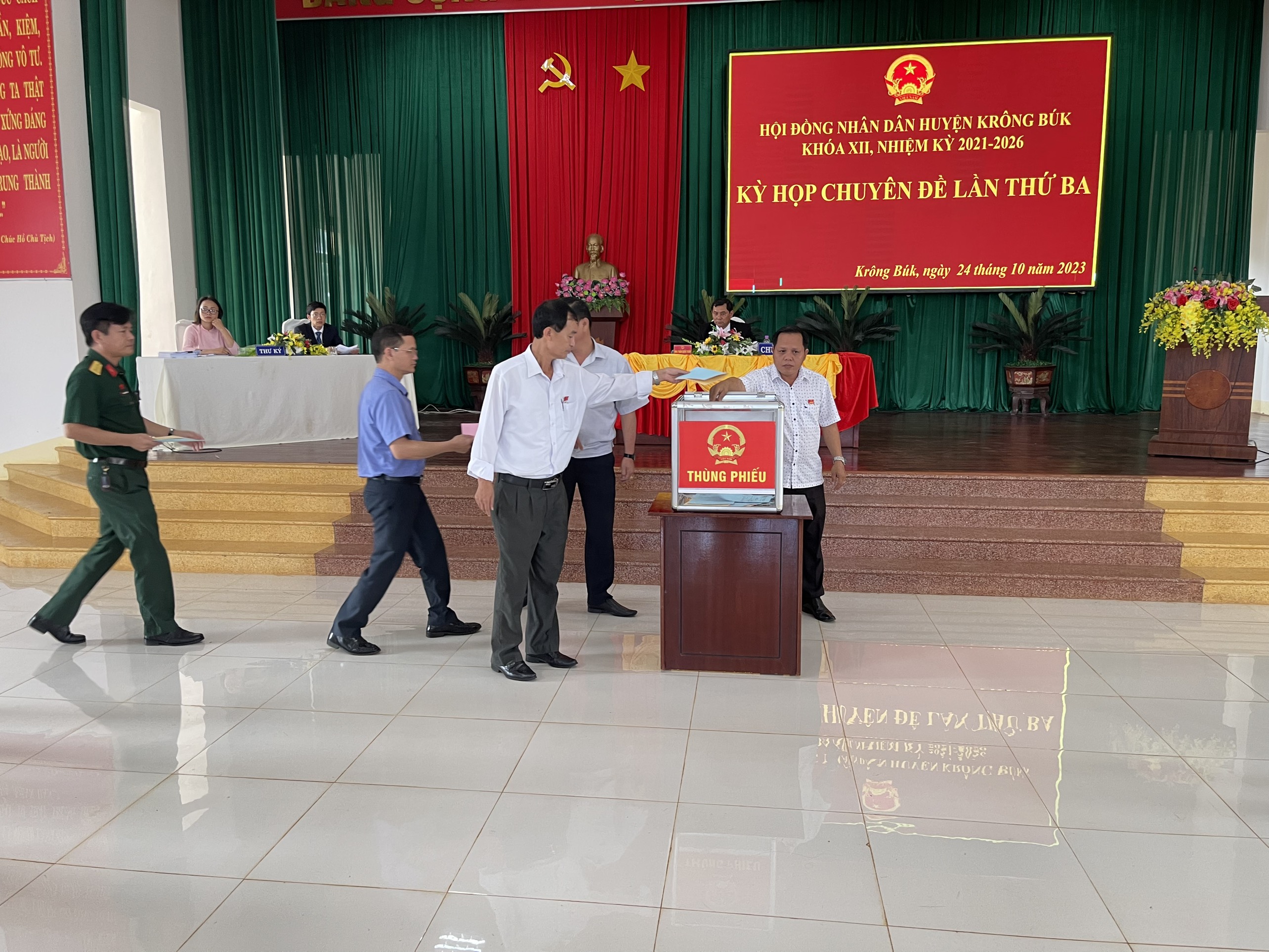 HĐND huyện lấy phiếu tín nhiệm đối với chức vụ do Hội đồng nhân dân huyện bầu