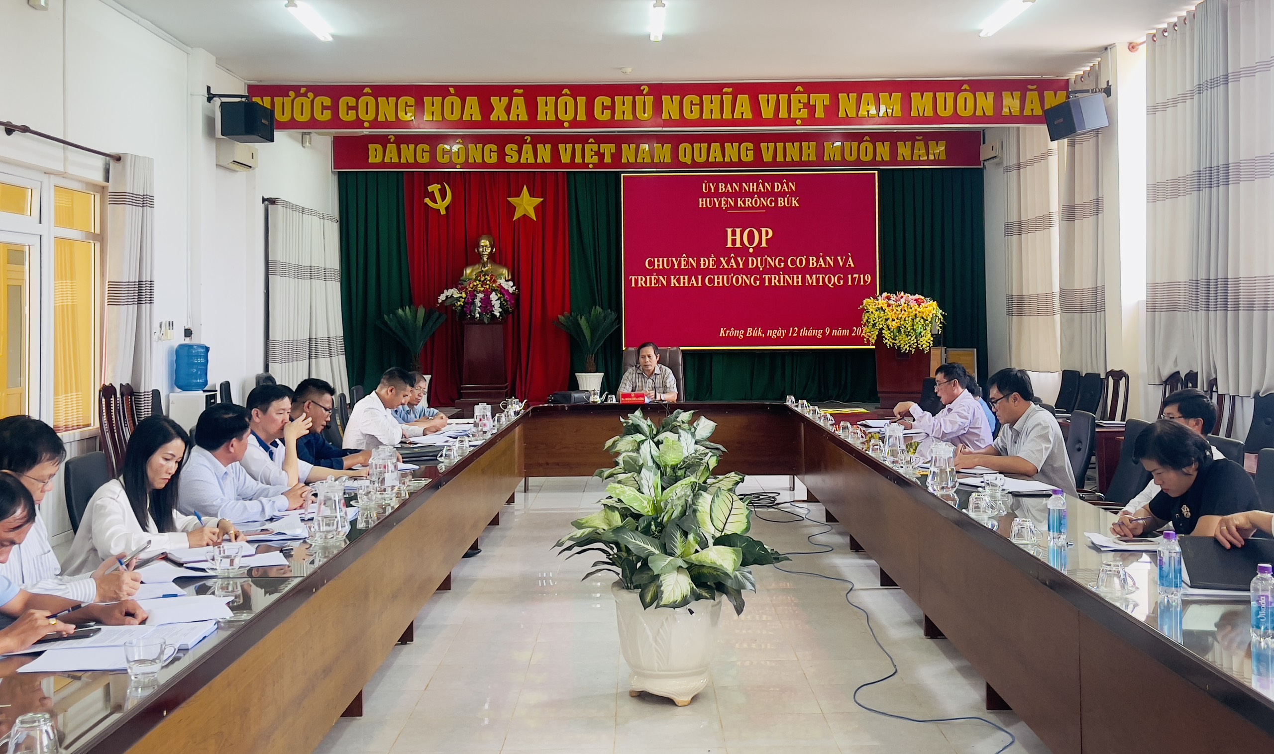UBND huyện họp chuyên đề xây dựng cơ bản và triển khai Chương trình mục tiêu Quốc gia 1719 trên địa bàn huyện