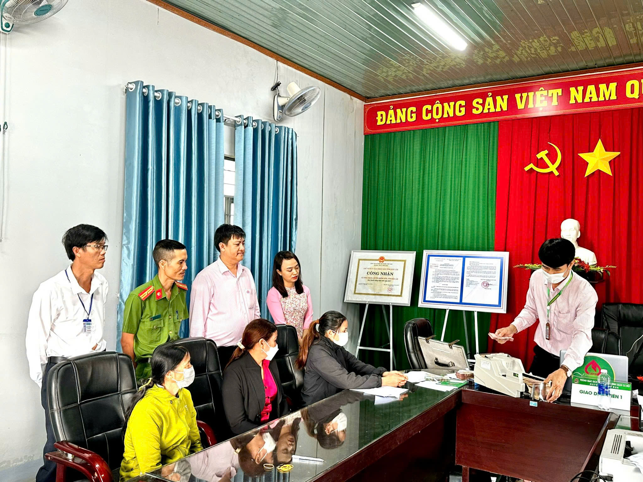 Phòng Giao dịch Ngân hàng Chính sách xã hội Krông Búk tiếp tục triển khai và giải ngân cho người chấp hành xong án phạt tù được vay vốn tín dụng chính sách xã hội theo Quyết định số 22/2023/QĐ-TTg, ngày 17/8/2023 của Thủ tướng Chính phủ về tín dụng đối với người chấp hành xong án phạt tù.